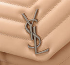 Bolsa Saint Laurent Loulou Média em Couro Matelassê Bege com Ferragens Prateadas .