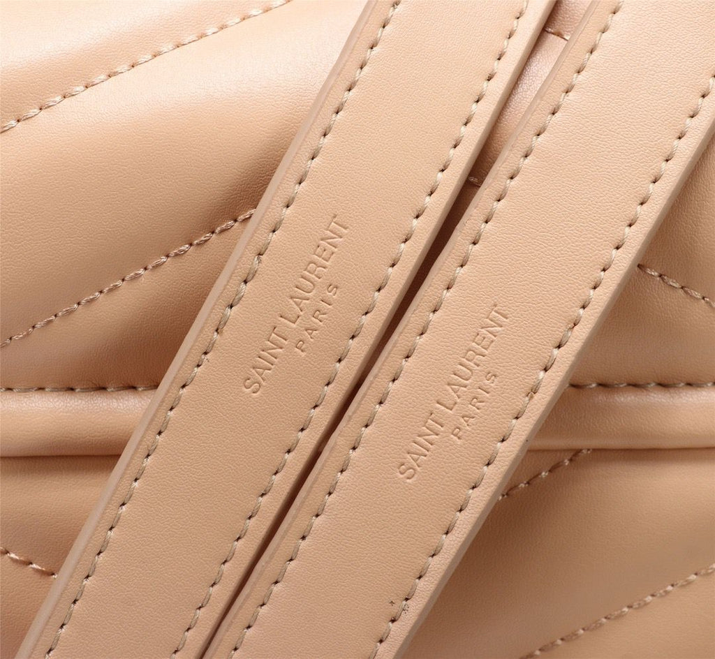 Bolsa Saint Laurent Loulou Média em Couro Matelassê Bege com Ferragens Prateadas .