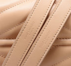 Bolsa Saint Laurent Loulou Média em Couro Matelassê Bege com Ferragens Prateadas .
