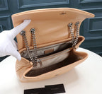 Bolsa Saint Laurent Loulou Média em Couro Matelassê Bege com Ferragens Prateadas .
