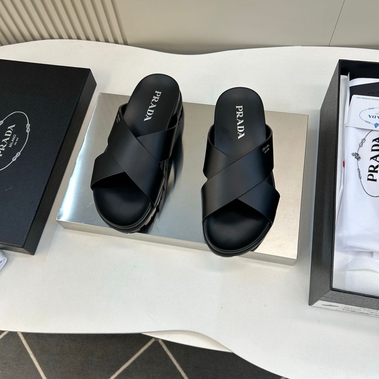 Chinelo Prada Crisscross Rubber Slides .