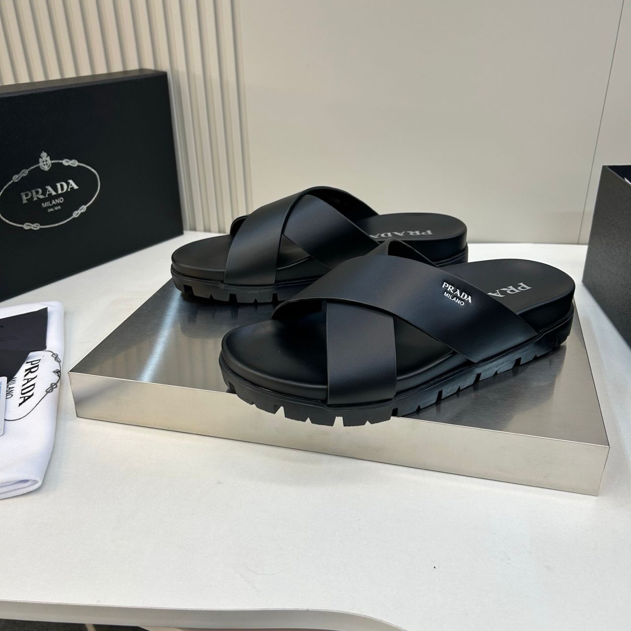 Chinelo Prada Crisscross Rubber Slides .