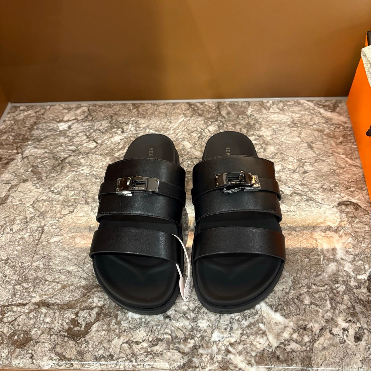 Sandália Hermès Jackson em Couro Preto .
