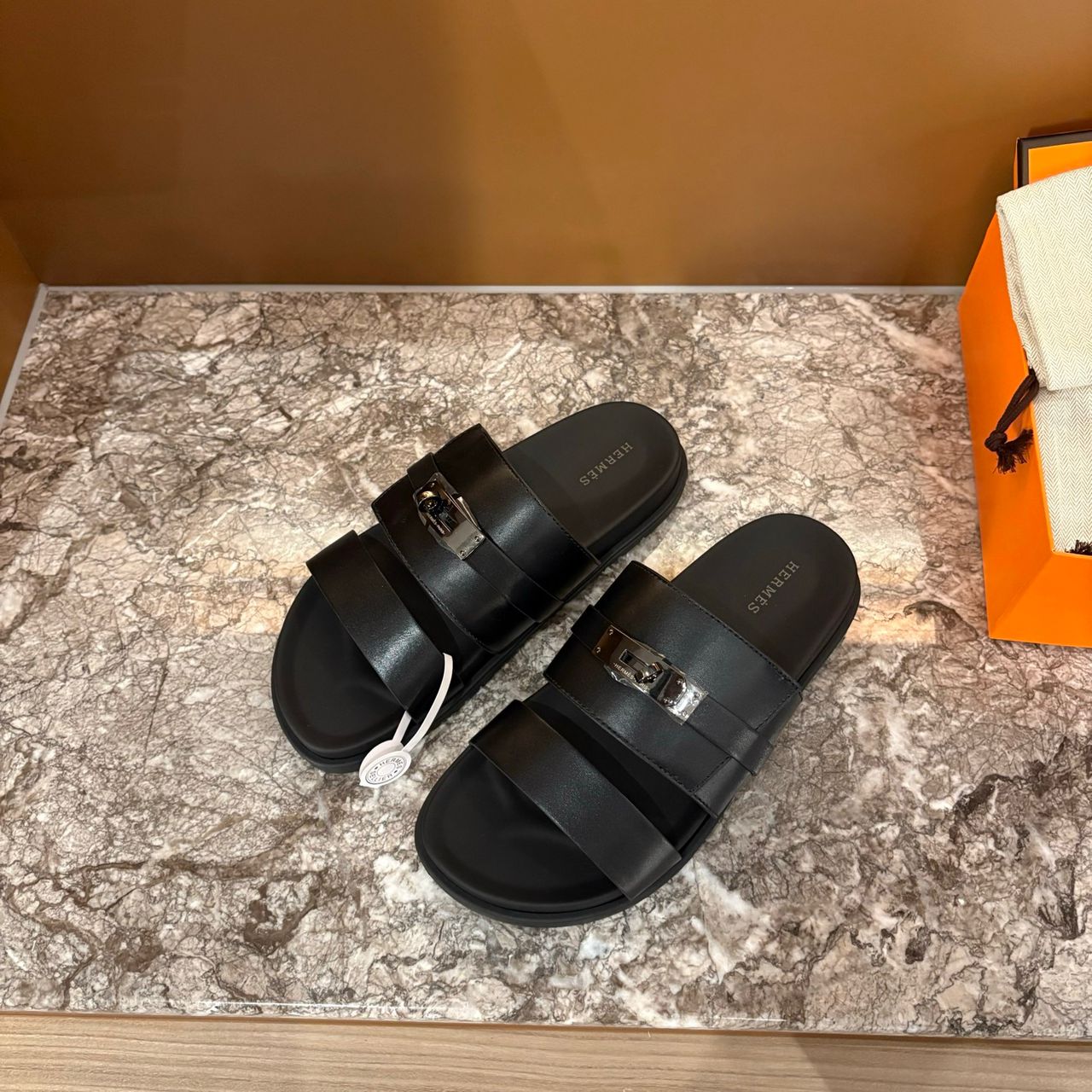 Sandália Hermès Jackson em Couro Preto .