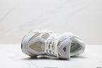 Tênis New Balance 9060 em Mesh e Camurça Off White .