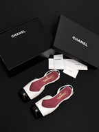 Sapatilha Chanel Slingback Bicolor em Couro Branco com Biqueira Preta Verniz .