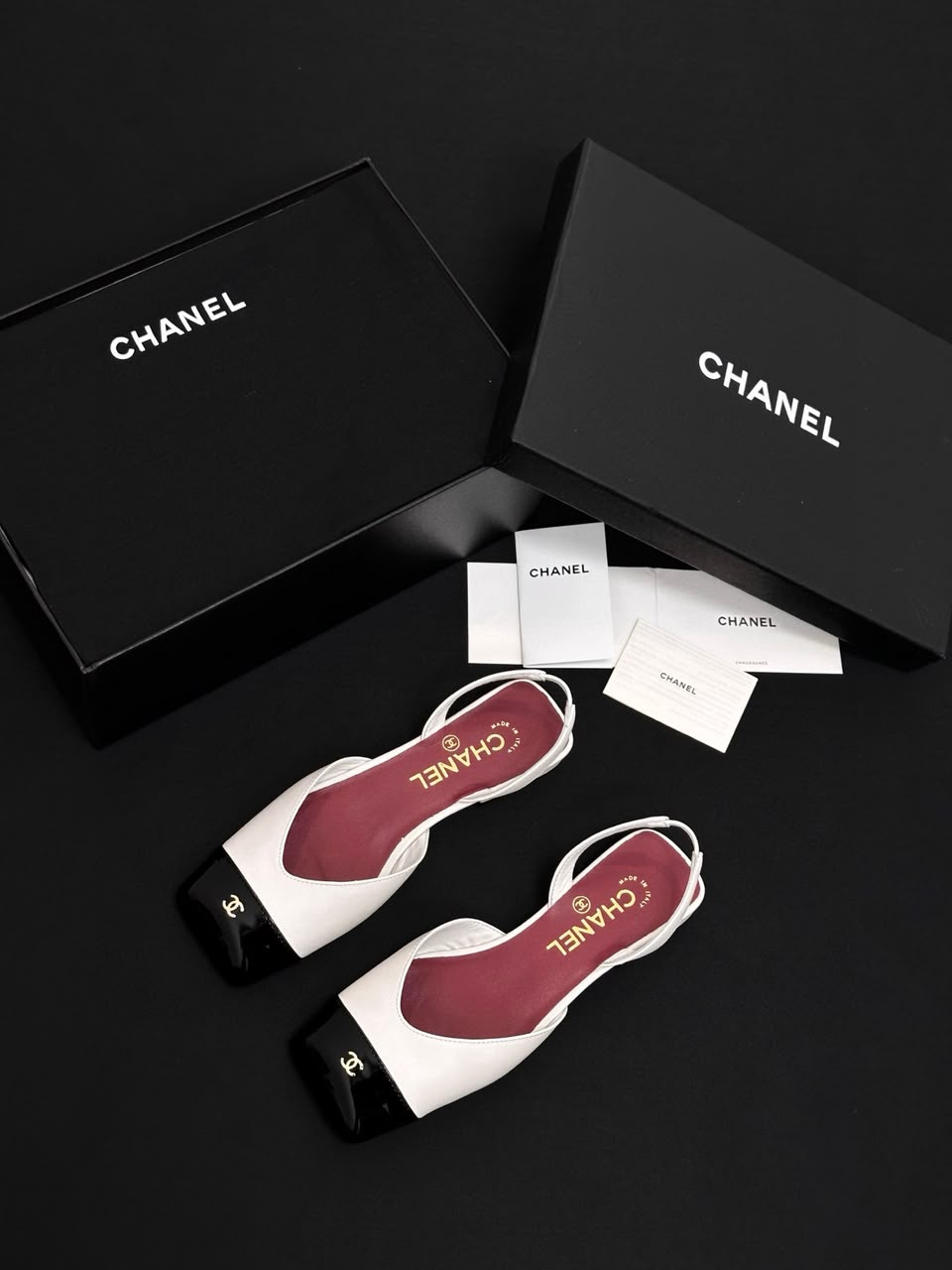 Sapatilha Chanel Slingback Bicolor em Couro Branco com Biqueira Preta Verniz .