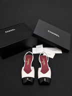 Sapatilha Chanel Slingback Bicolor em Couro Branco com Biqueira Preta Verniz .