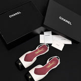 Sapatilha Chanel Slingback Bicolor em Couro Branco com Biqueira Preta Verniz .