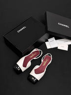 Sapatilha Chanel Slingback Bicolor em Couro Branco com Biqueira Preta Verniz .