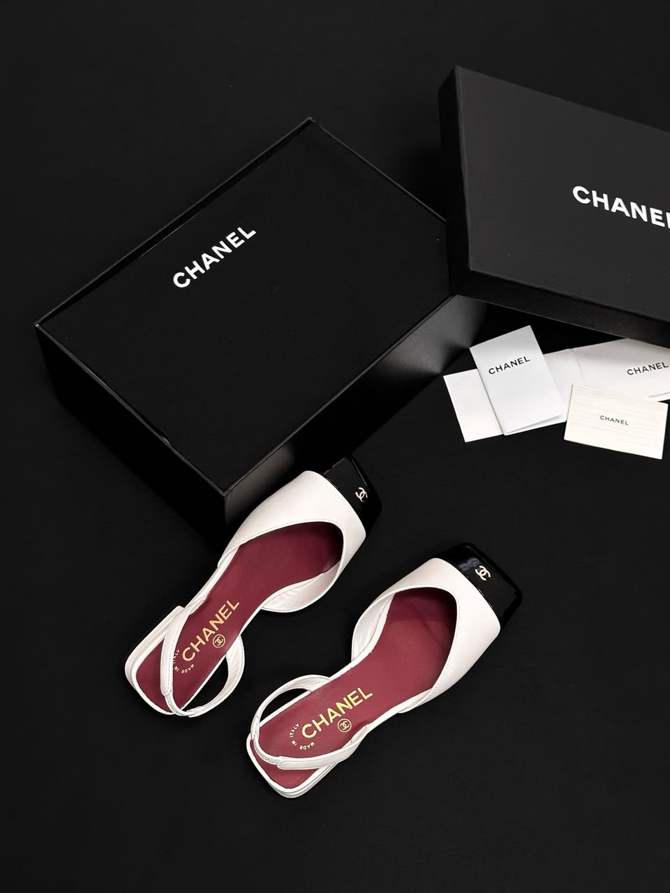 Sapatilha Chanel Slingback Bicolor em Couro Branco com Biqueira Preta Verniz .