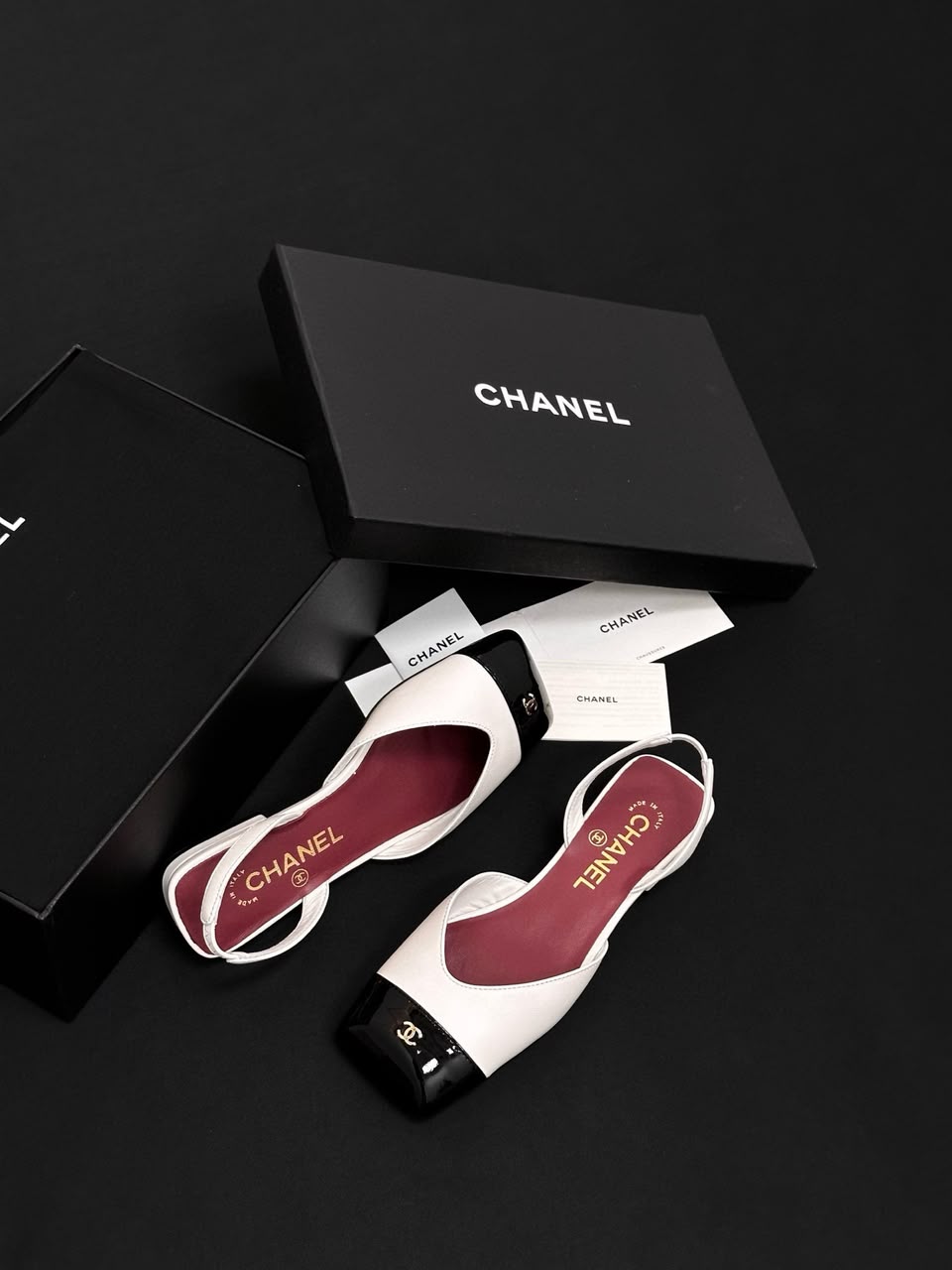 Sapatilha Chanel Slingback Bicolor em Couro Branco com Biqueira Preta Verniz .