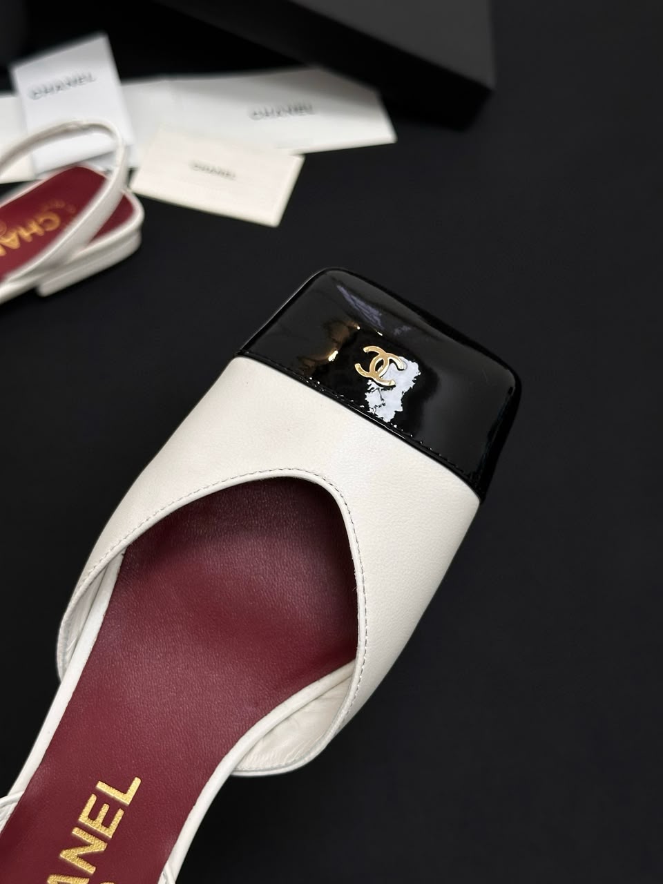Sapatilha Chanel Slingback Bicolor em Couro Branco com Biqueira Preta Verniz .