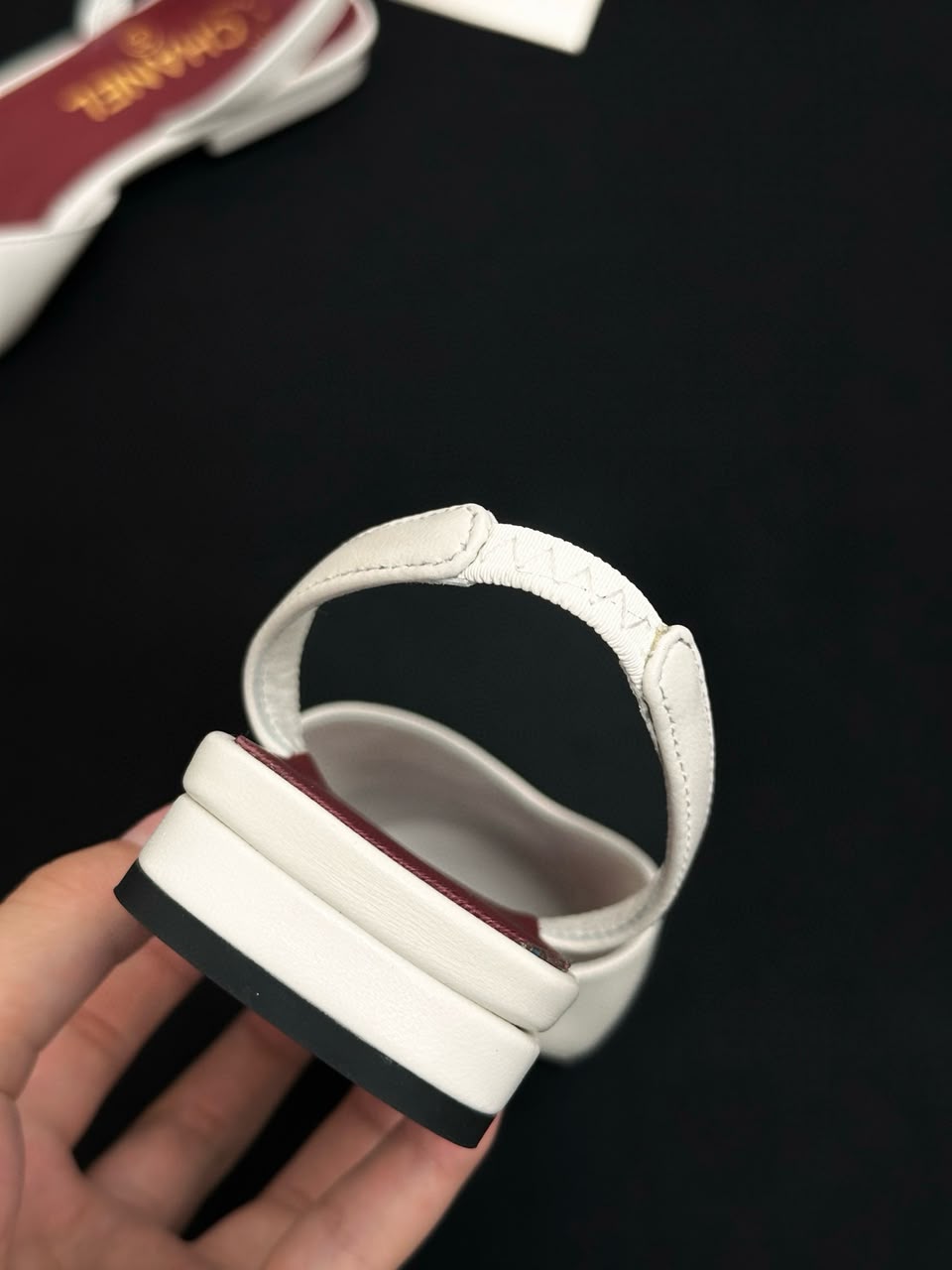 Sapatilha Chanel Slingback Bicolor em Couro Branco com Biqueira Preta Verniz .