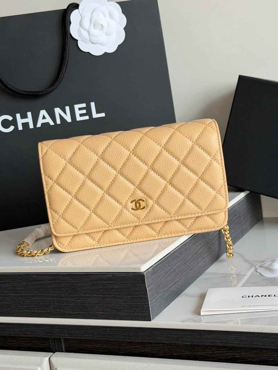 Bolsa CHANEL WOC bege ferragens douradas