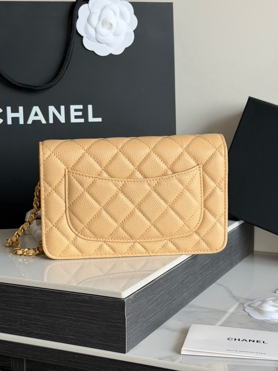 Bolsa CHANEL WOC bege ferragens douradas