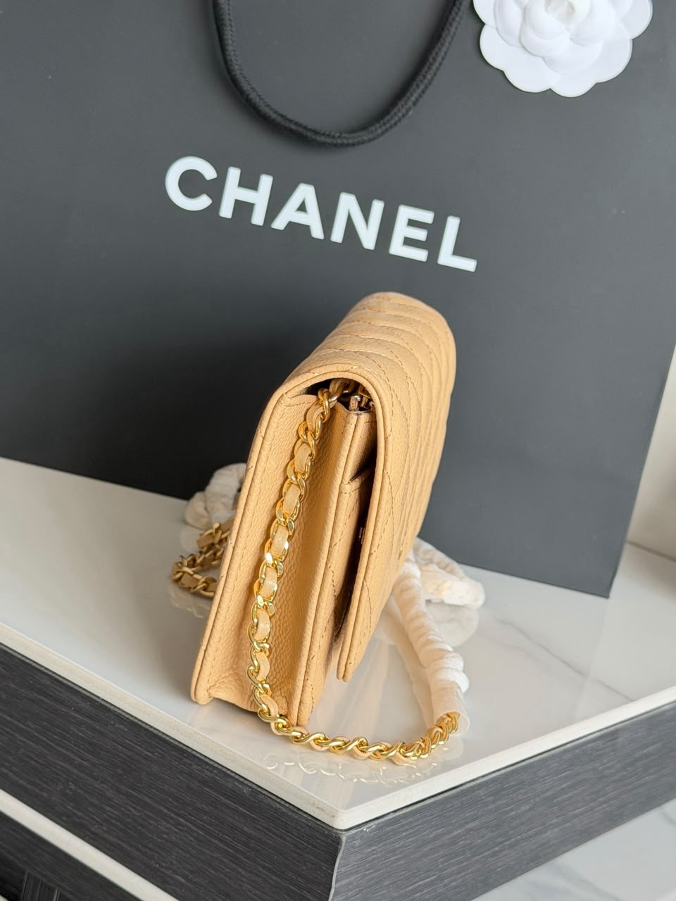 Bolsa CHANEL WOC bege ferragens douradas