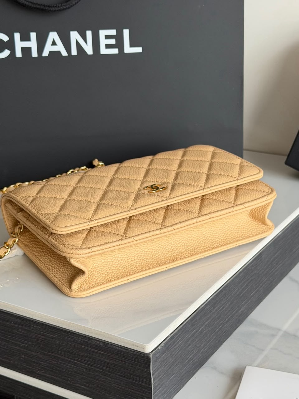 Bolsa CHANEL WOC bege ferragens douradas