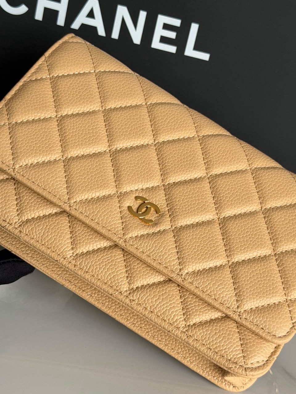 Bolsa CHANEL WOC bege ferragens douradas