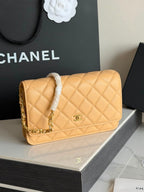 Bolsa CHANEL WOC bege ferragens douradas