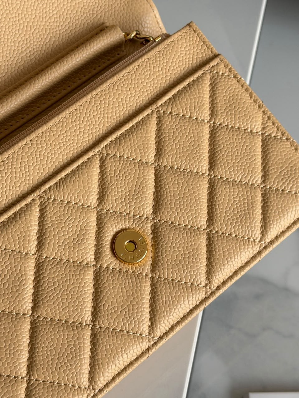Bolsa CHANEL WOC bege ferragens douradas