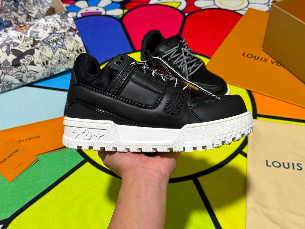 Tênis Louis Vuitton LV Trainer Maxi em Couro Preto com Solado Branco .