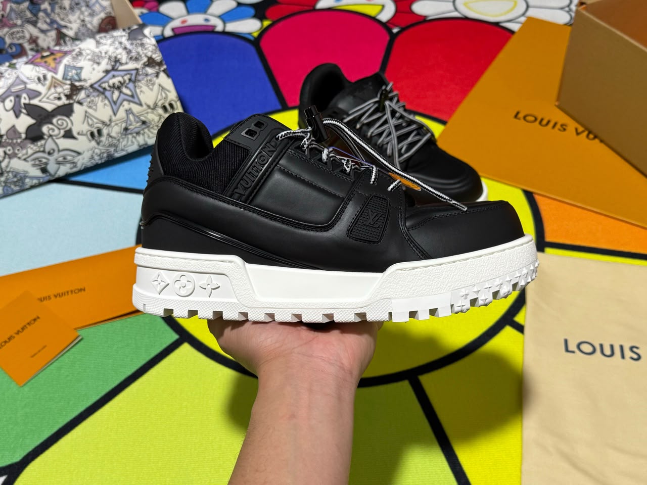 Tênis Louis Vuitton LV Trainer Maxi em Couro Preto com Solado Branco .