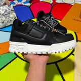 Tênis Louis Vuitton LV Trainer Maxi em Couro Preto com Solado Branco .