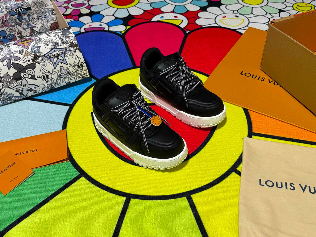 Tênis Louis Vuitton LV Trainer Maxi em Couro Preto com Solado Branco .