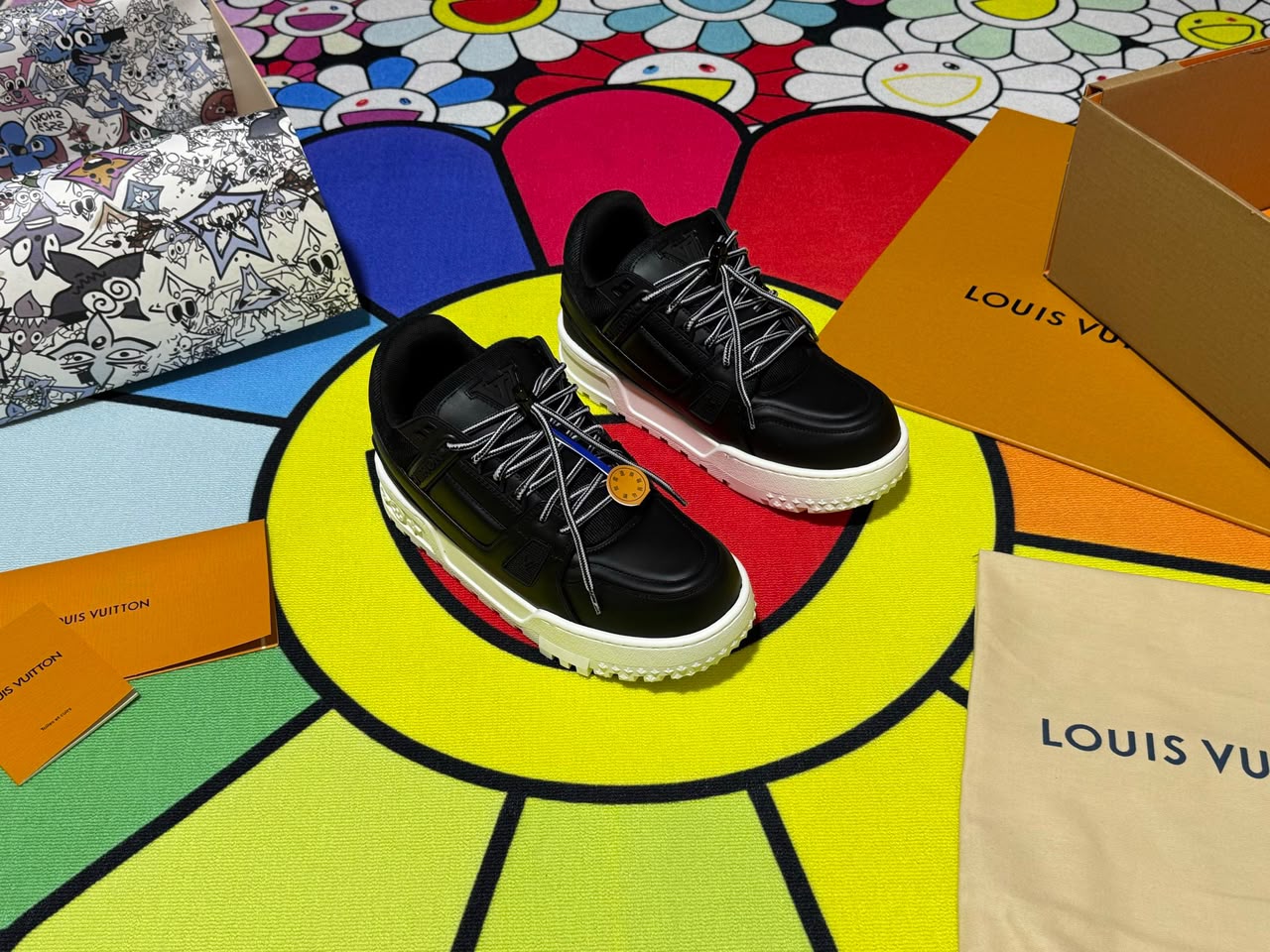 Tênis Louis Vuitton LV Trainer Maxi em Couro Preto com Solado Branco .