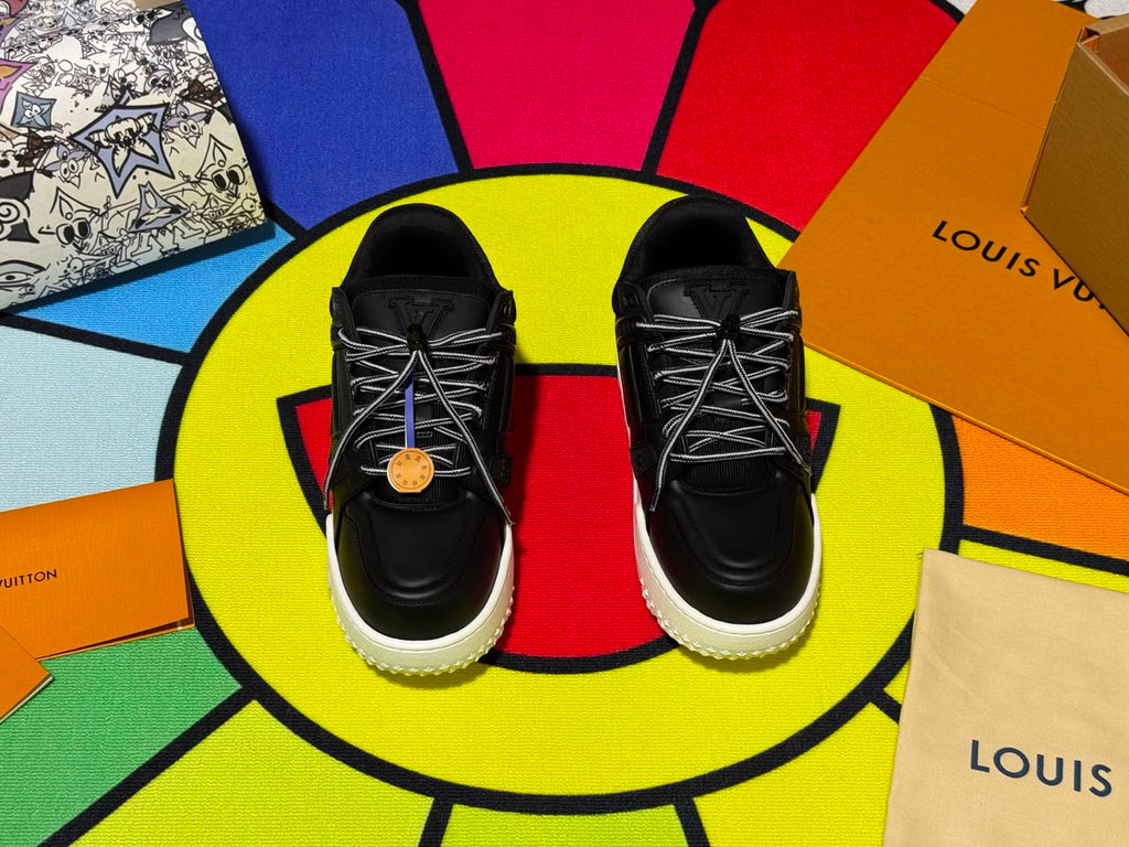 Tênis Louis Vuitton LV Trainer Maxi em Couro Preto com Solado Branco .