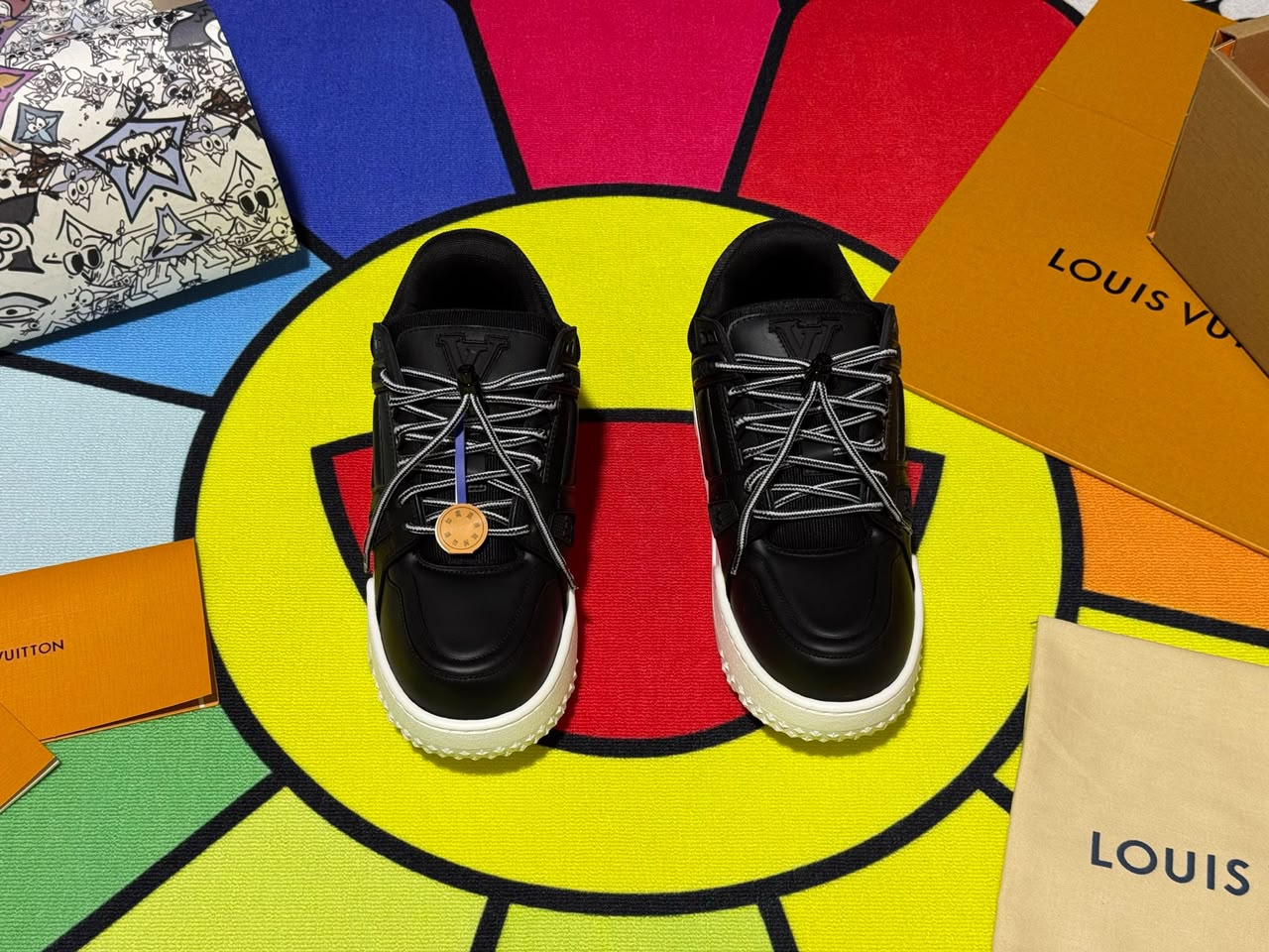 Tênis Louis Vuitton LV Trainer Maxi em Couro Preto com Solado Branco .