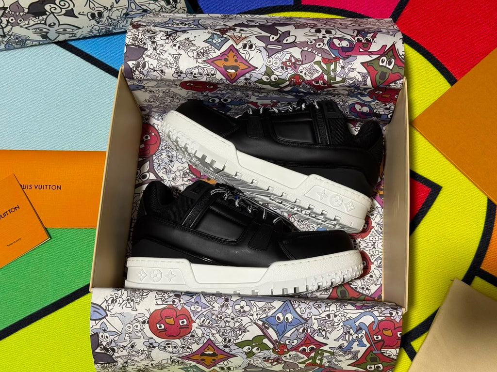 Tênis Louis Vuitton LV Trainer Maxi em Couro Preto com Solado Branco .
