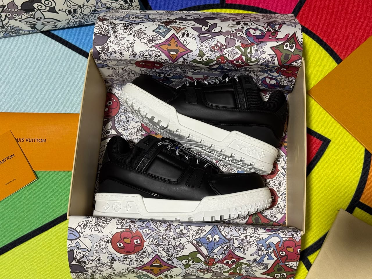 Tênis Louis Vuitton LV Trainer Maxi em Couro Preto com Solado Branco .