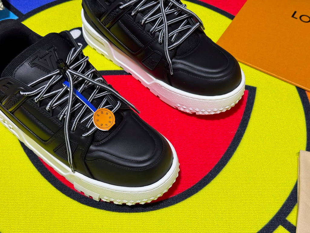 Tênis Louis Vuitton LV Trainer Maxi em Couro Preto com Solado Branco .
