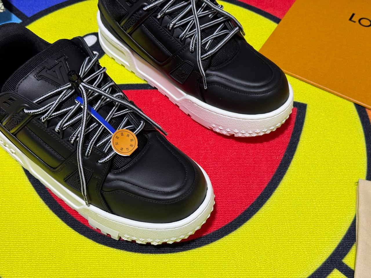 Tênis Louis Vuitton LV Trainer Maxi em Couro Preto com Solado Branco .