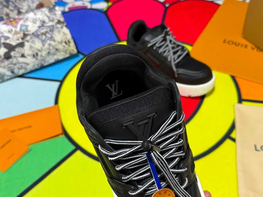Tênis Louis Vuitton LV Trainer Maxi em Couro Preto com Solado Branco .
