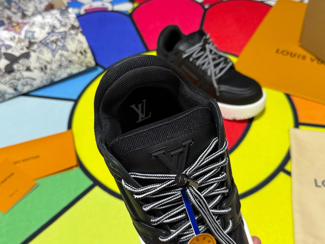 Tênis Louis Vuitton LV Trainer Maxi em Couro Preto com Solado Branco .