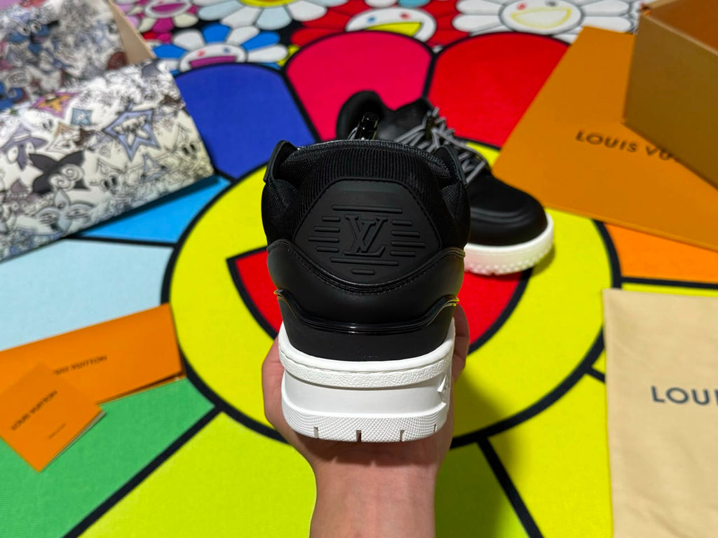 Tênis Louis Vuitton LV Trainer Maxi em Couro Preto com Solado Branco .