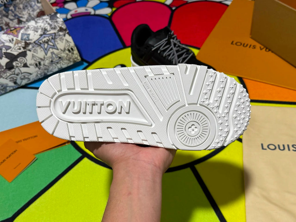 Tênis Louis Vuitton LV Trainer Maxi em Couro Preto com Solado Branco .