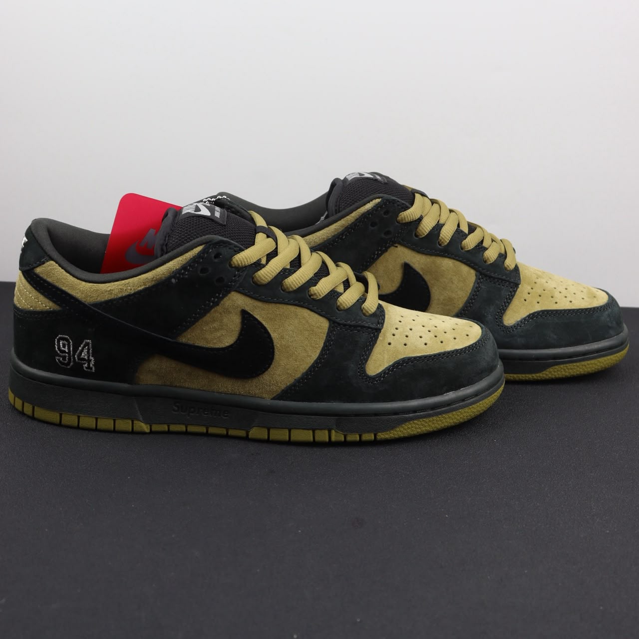 Supreme x Nike SB Dunk Low 'Camper Green' .