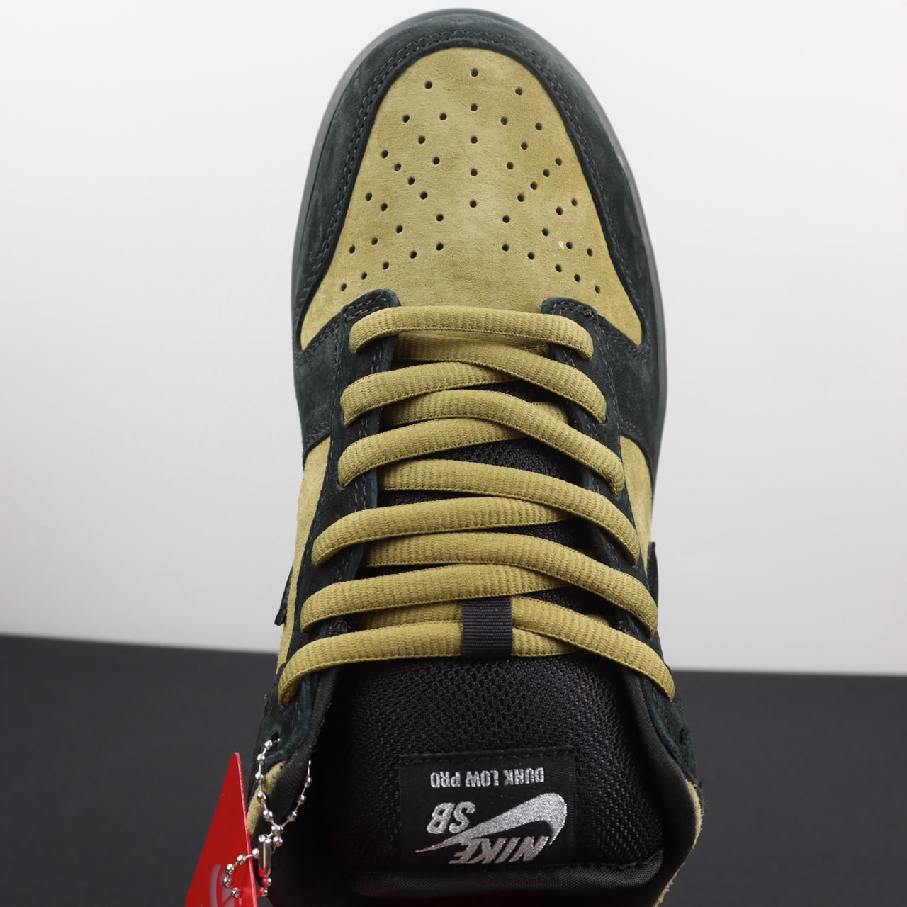 Supreme x Nike SB Dunk Low 'Camper Green' .