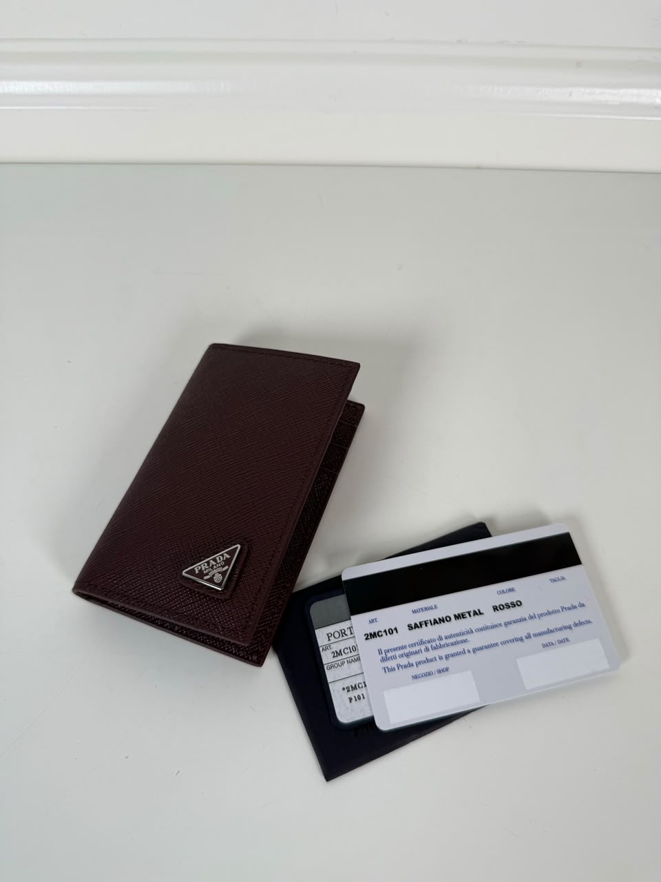 Porta-cartões em Couro Saffiano Bordo (modelo 2MC101) .