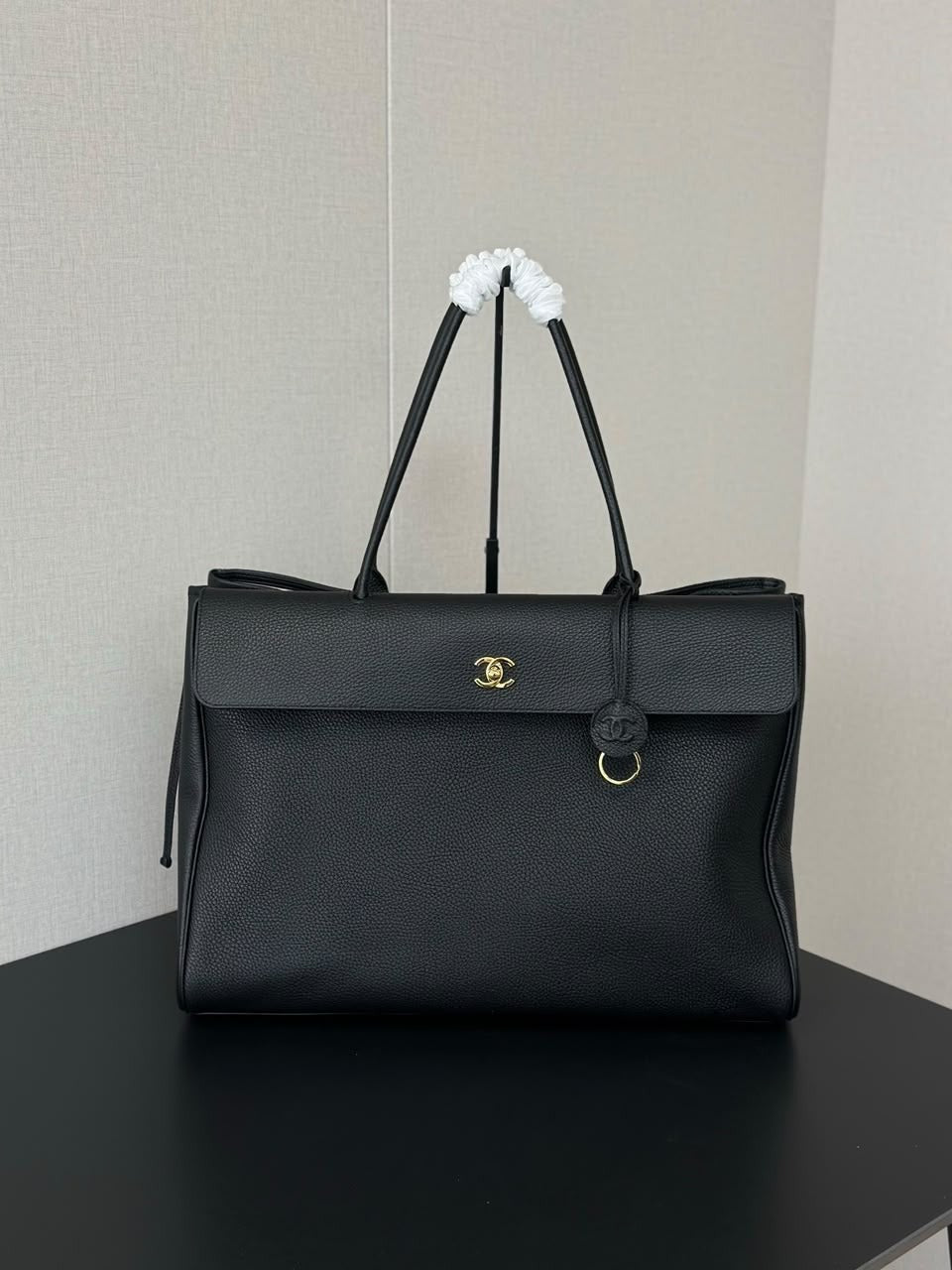 Bolsa Chanel  Chanel Large Tote Black Ferragens douradas .