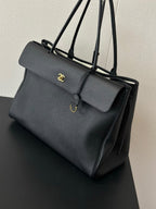 Bolsa Chanel  Chanel Large Tote Black Ferragens douradas .