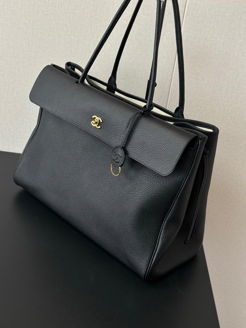 Bolsa Chanel  Chanel Large Tote Black Ferragens douradas .