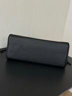 Bolsa Chanel  Chanel Large Tote Black Ferragens douradas .