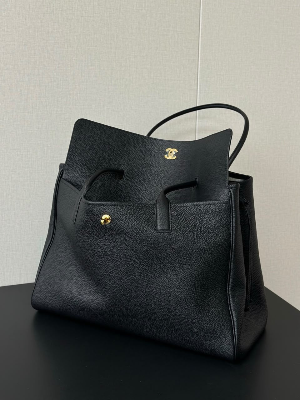 Bolsa Chanel  Chanel Large Tote Black Ferragens douradas .