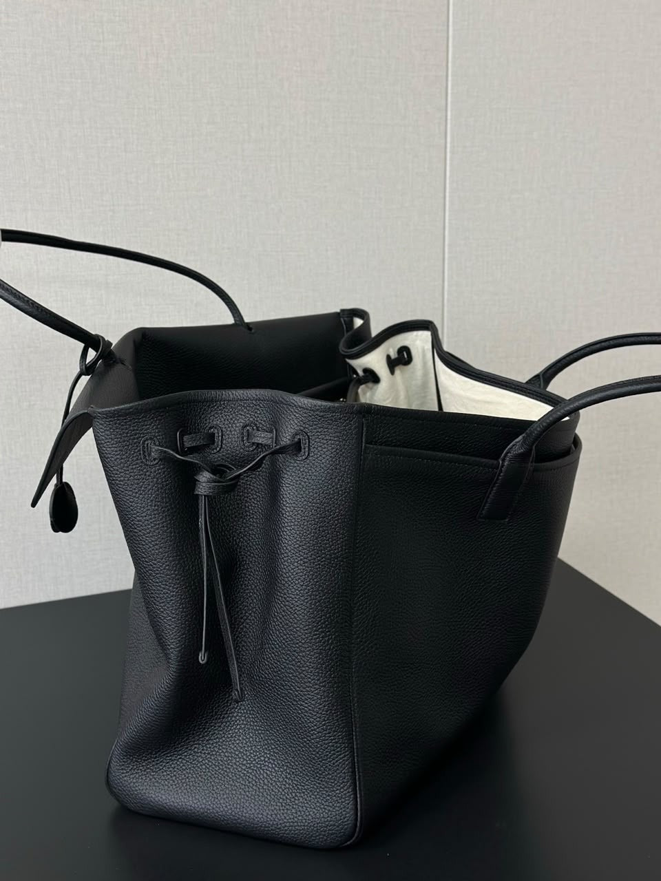 Bolsa Chanel  Chanel Large Tote Black Ferragens douradas .