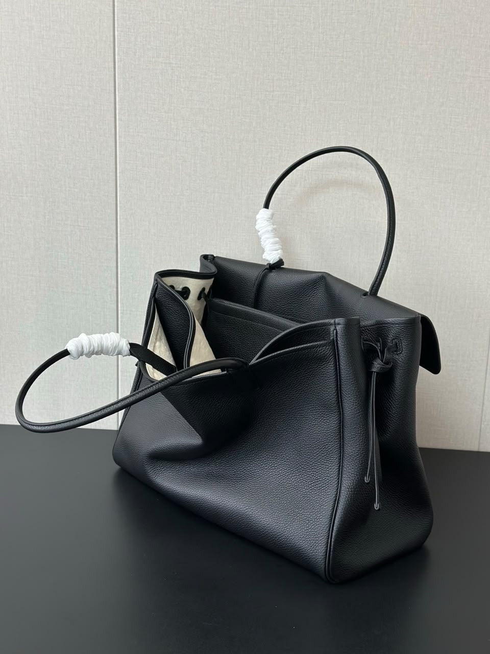 Bolsa Chanel  Chanel Large Tote Black Ferragens douradas .